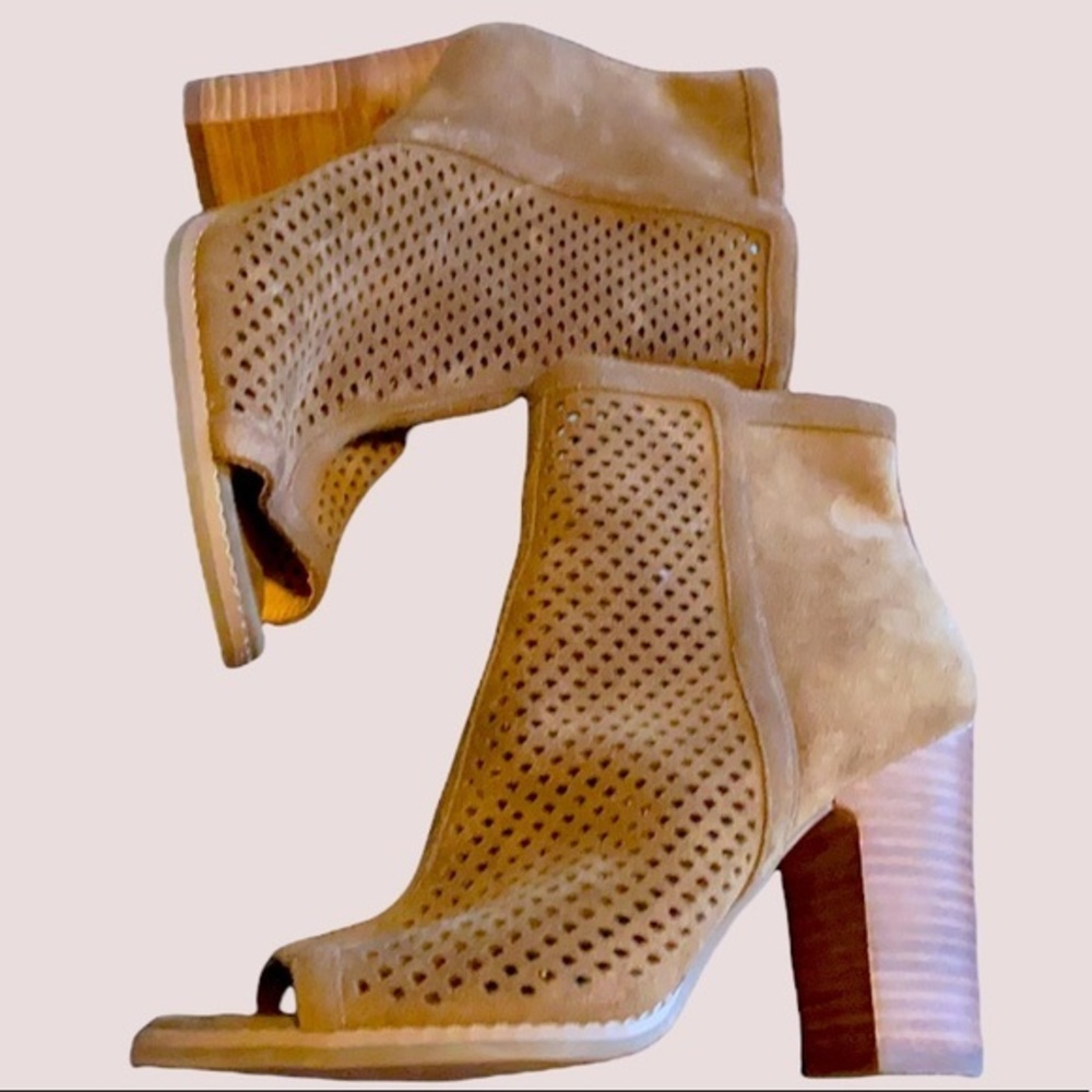 Lucky Brand Larise lazer cut peep toe booties size 8 Suede Open Toe Boots tan